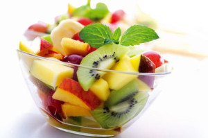 fruktovyj-salat-recept-so-slivkami