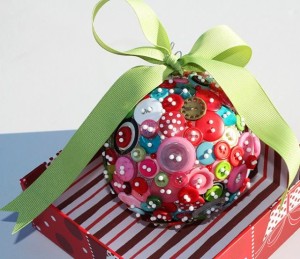 homemade-christmas-tree-ornaments-buttons-pins-ribbon