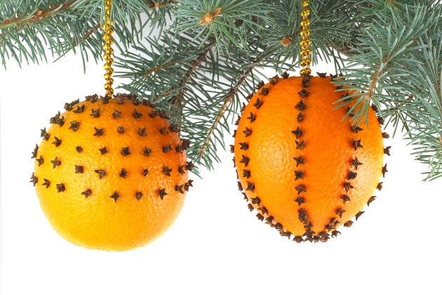 Новогодний шар из апельсиновой кожуры
