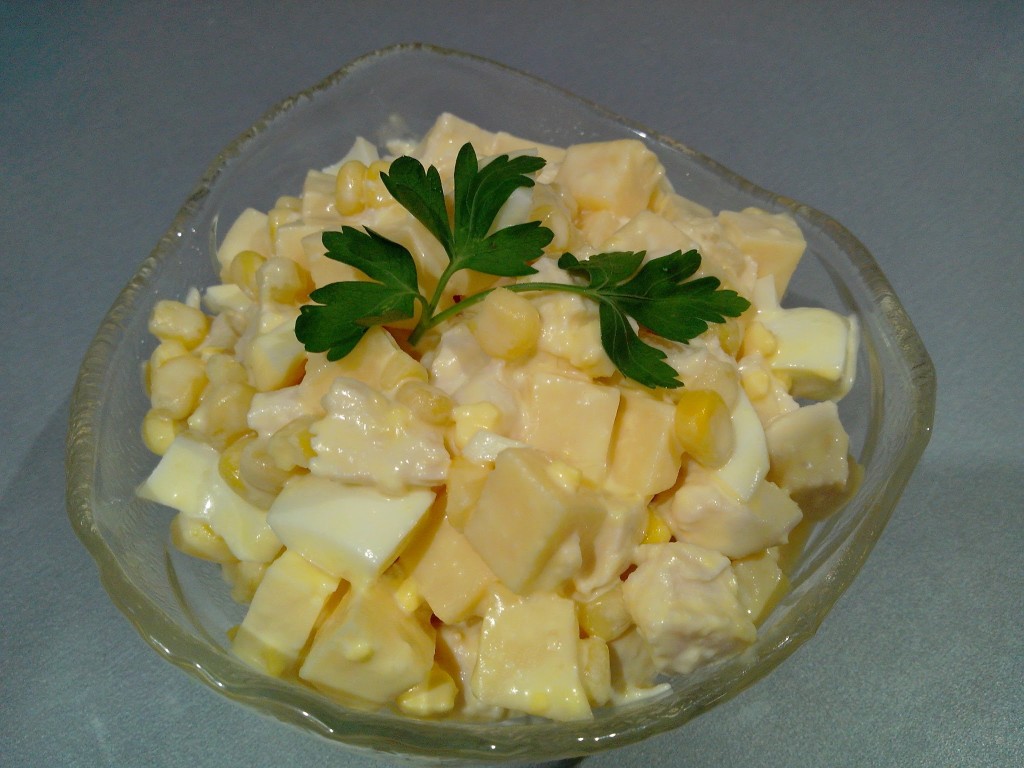 Салат с куриной грудкой, кукурузой и ананасом