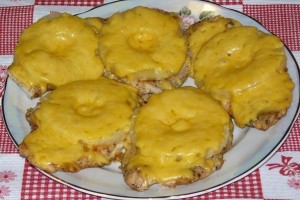 Куриные биточки с ананасом и сыром