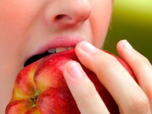 Почему нельзя есть яблоки до Яблочного Спаса женщинам