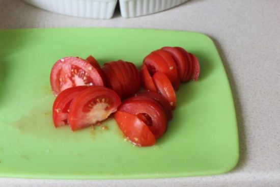 Нарезаем дольками помидоры