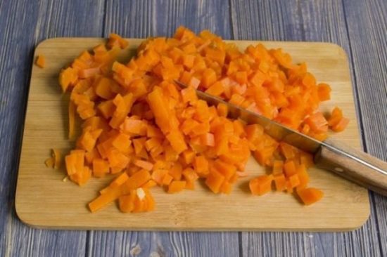 Шинкуем морковь, картофель