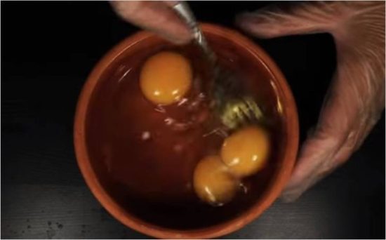 Яйца разбиваем в чистую миску