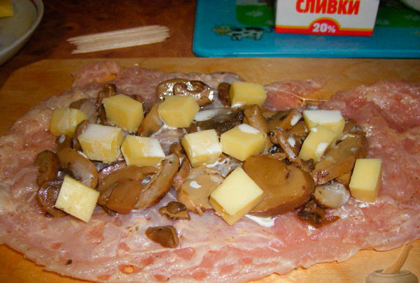 На грудки укладываем грибы с сыром